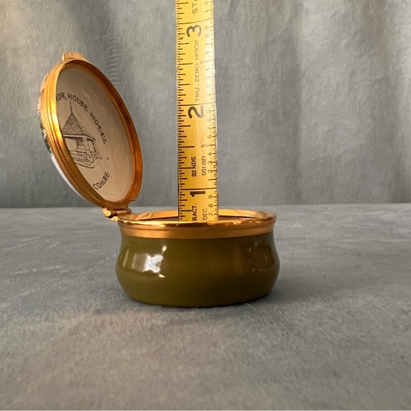 Vintage, made in England, Green and gold tone pill box - Picture 4 of 5